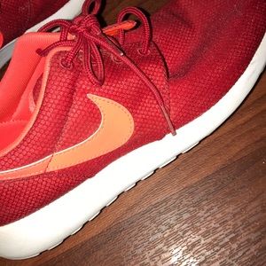 Nike roshes. (7 youth)